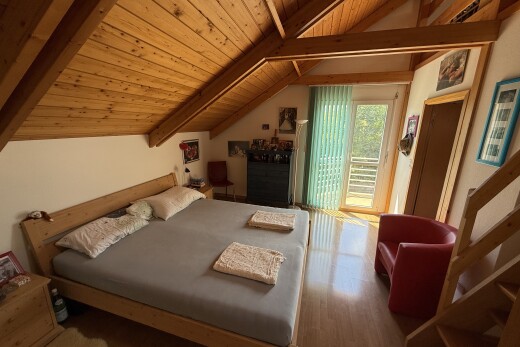 chambre avec plafond voûté, vaulted ceiling, plafond à poutres, beamed ceiling, et plafond en bois