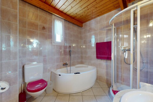 bad mit holzdecke, wood ceiling, komplettes badezimmer, dusche, und toilette