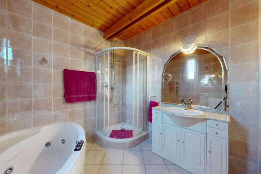 salle de bains avec mur en carrelage, tile wall, plafond en bois, wood ceiling, et lavabo (ou coiffeuse selon le contexte)
