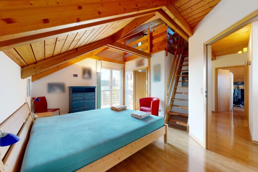 zimmer / schlafzimmer mit holzdecke, wood ceiling, dachschräge, vaulted ceiling, und balkendecke