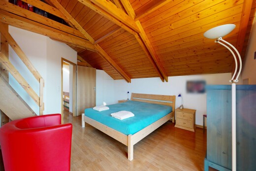 chambre avec pièce supplémentaire, cloison sèche, drywall, inside property, et sol en finition bois