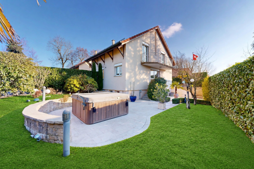 façade avec bain à remous, from property, bardage en stuc, terrasse, et pelouse