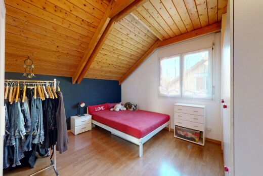 chambre avec plafond voûté, vaulted ceiling, sol en finition bois, wood finish floor, et inside property