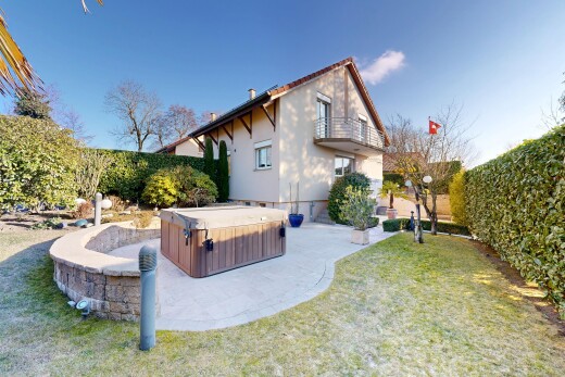 façade avec bain à remous, bardage en stuc, terrasse, from property, et day time