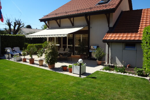 façade avec terrasse, pelouse, day time, auvent, et bardage en stuc