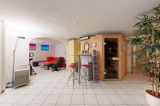 salon avec passages en arc, inside property, sauna, sol en carrelage, et tile floor