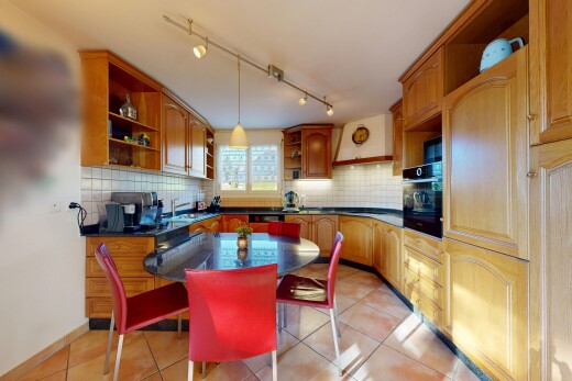 küche mit bogenförmige schränke, offene regale, dunstabzugshaube, fliesenboden, und tile floor