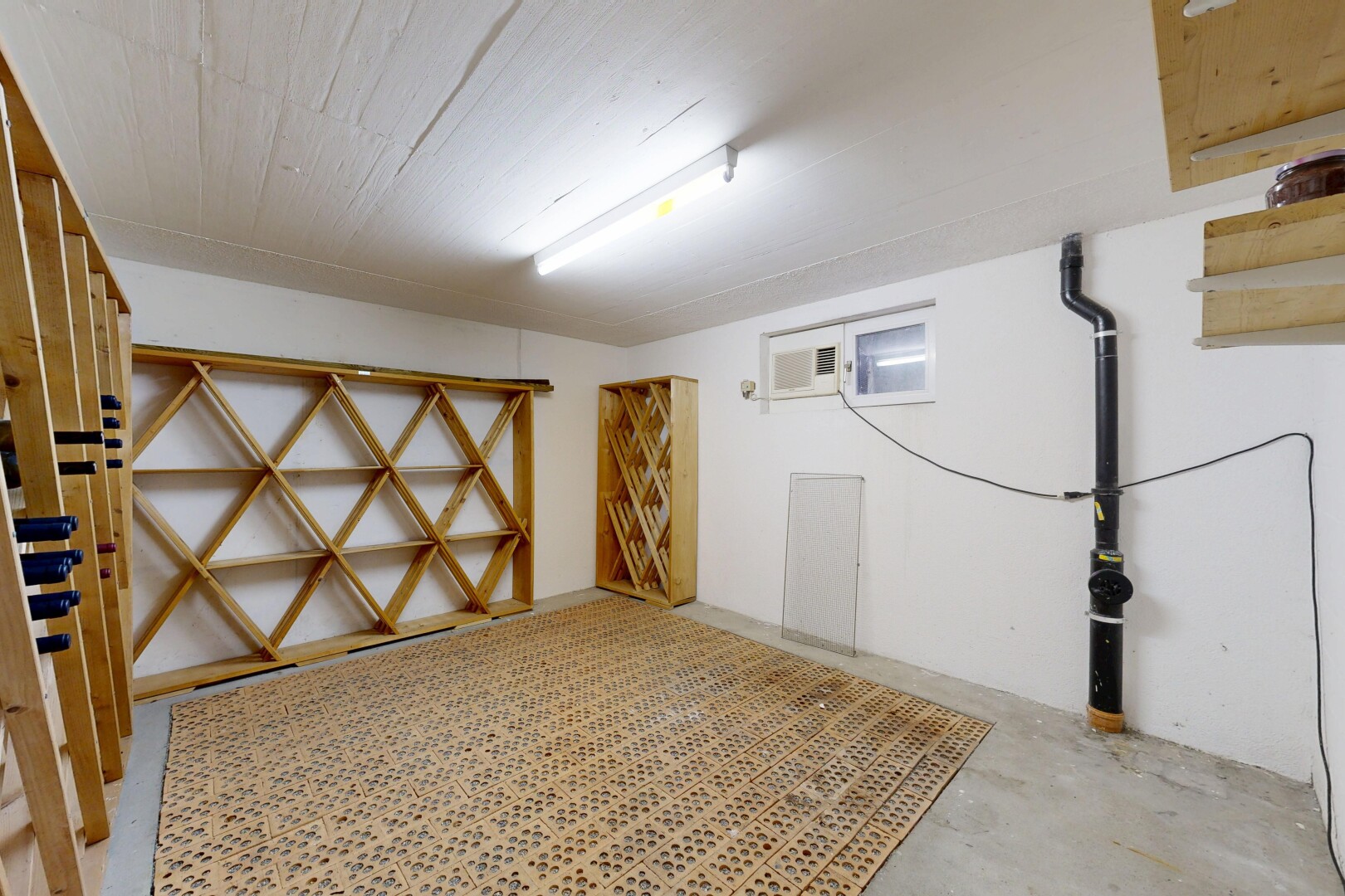 cave avec sous-sol, drywall, cloison sèche, concrete floor, et sol en béton