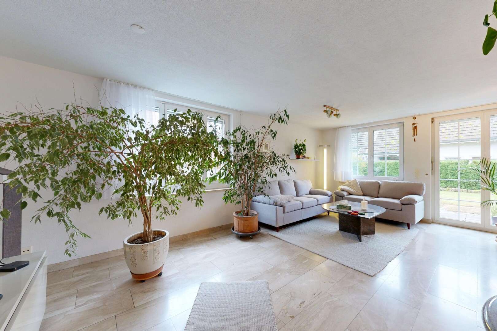 salon avec inside property, natural light, lumière naturelle, drywall, et cloison sèche