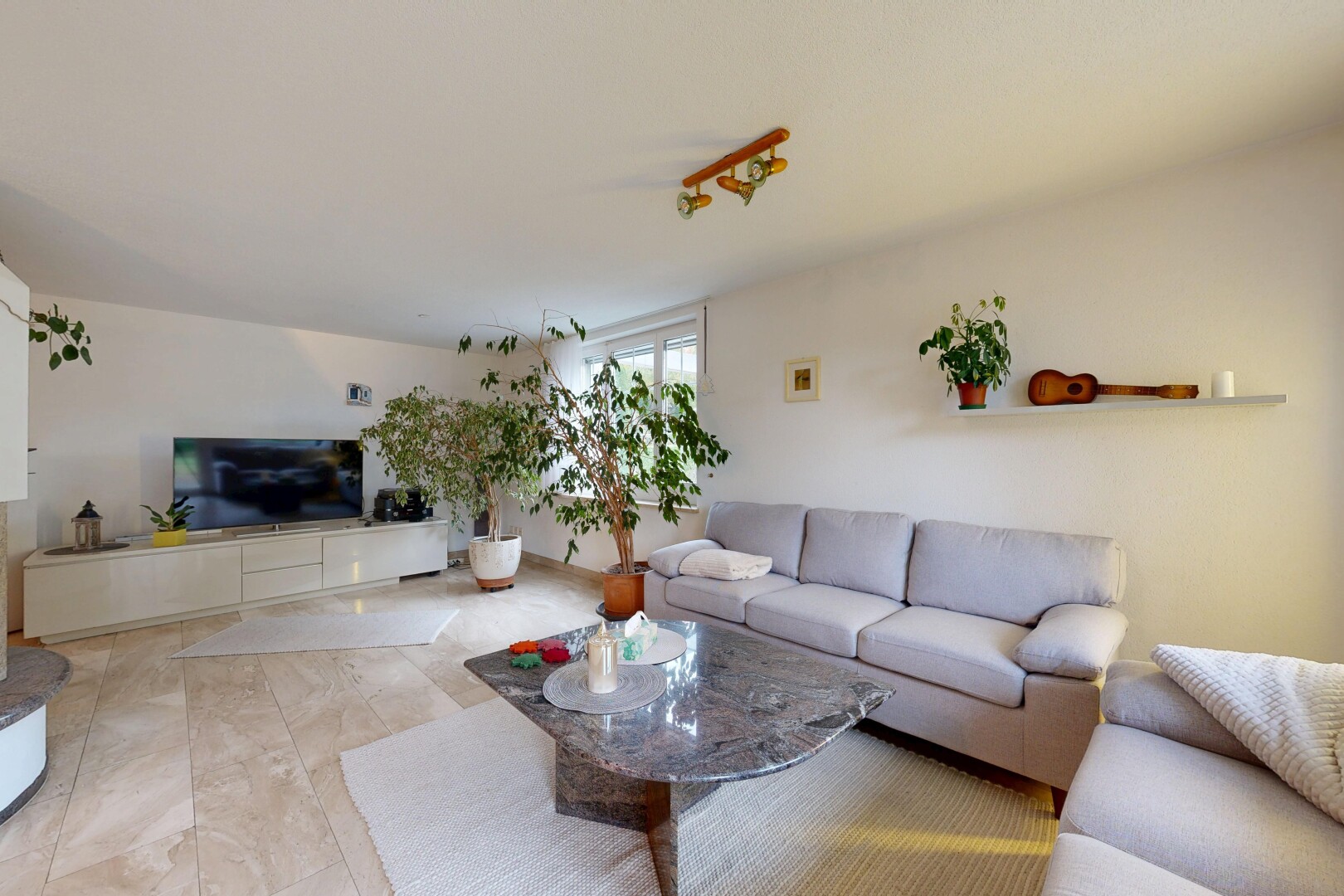salon avec télévision, natural light, lumière naturelle, drywall, et cloison sèche