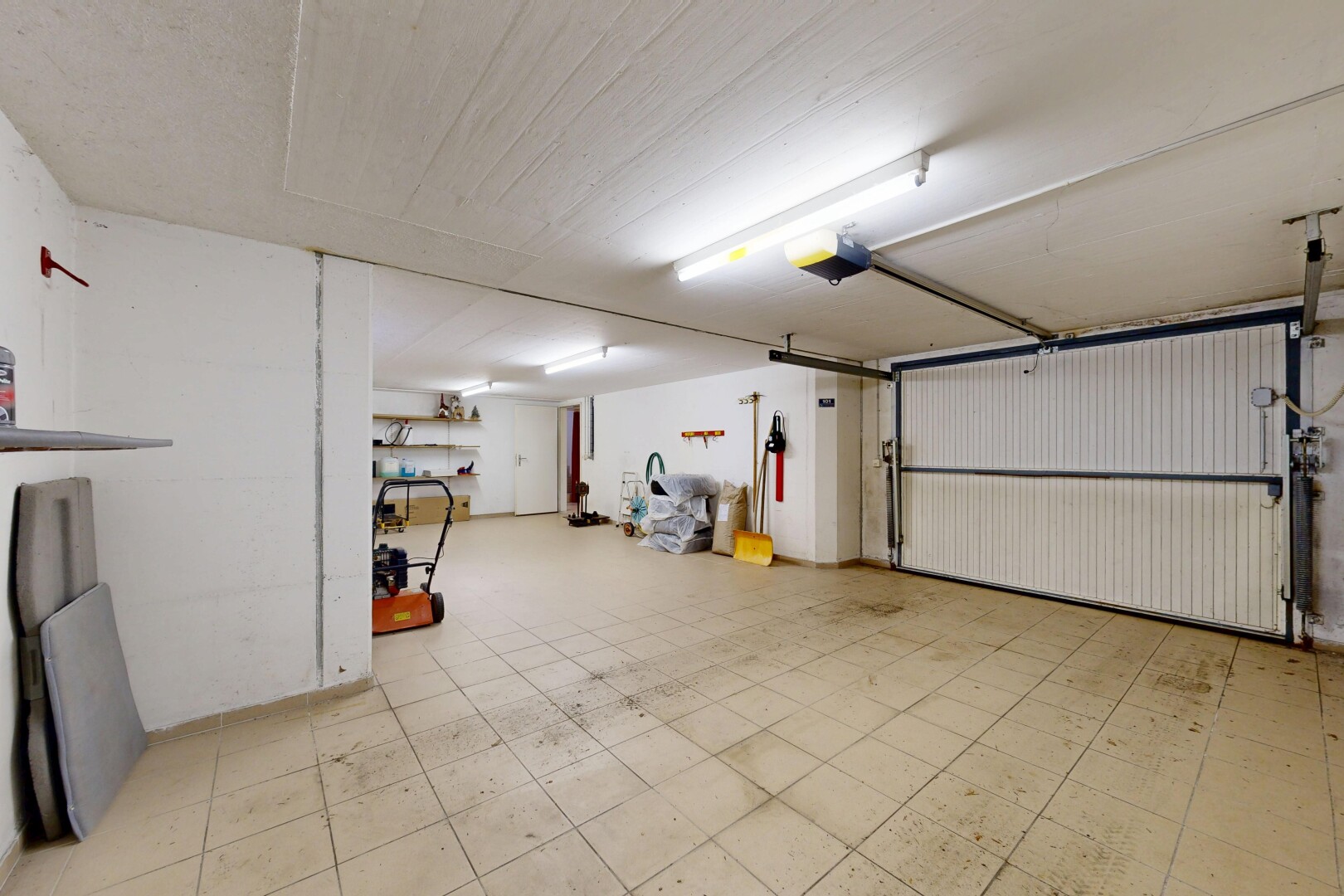 parking avec inside property