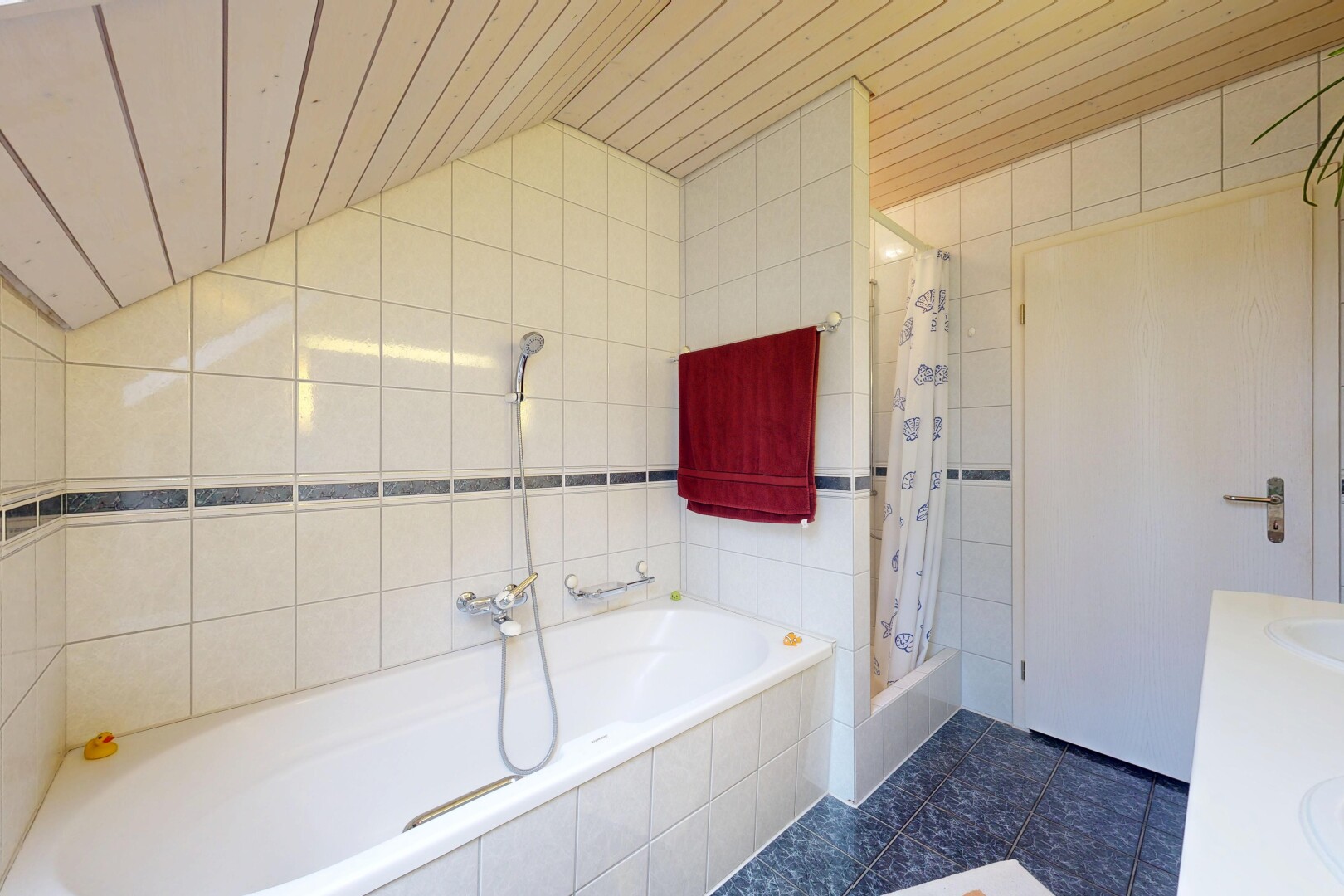 salle de bains avec tile wall, mur en carrelage, double vasque, salle de bain complète, et tile floor