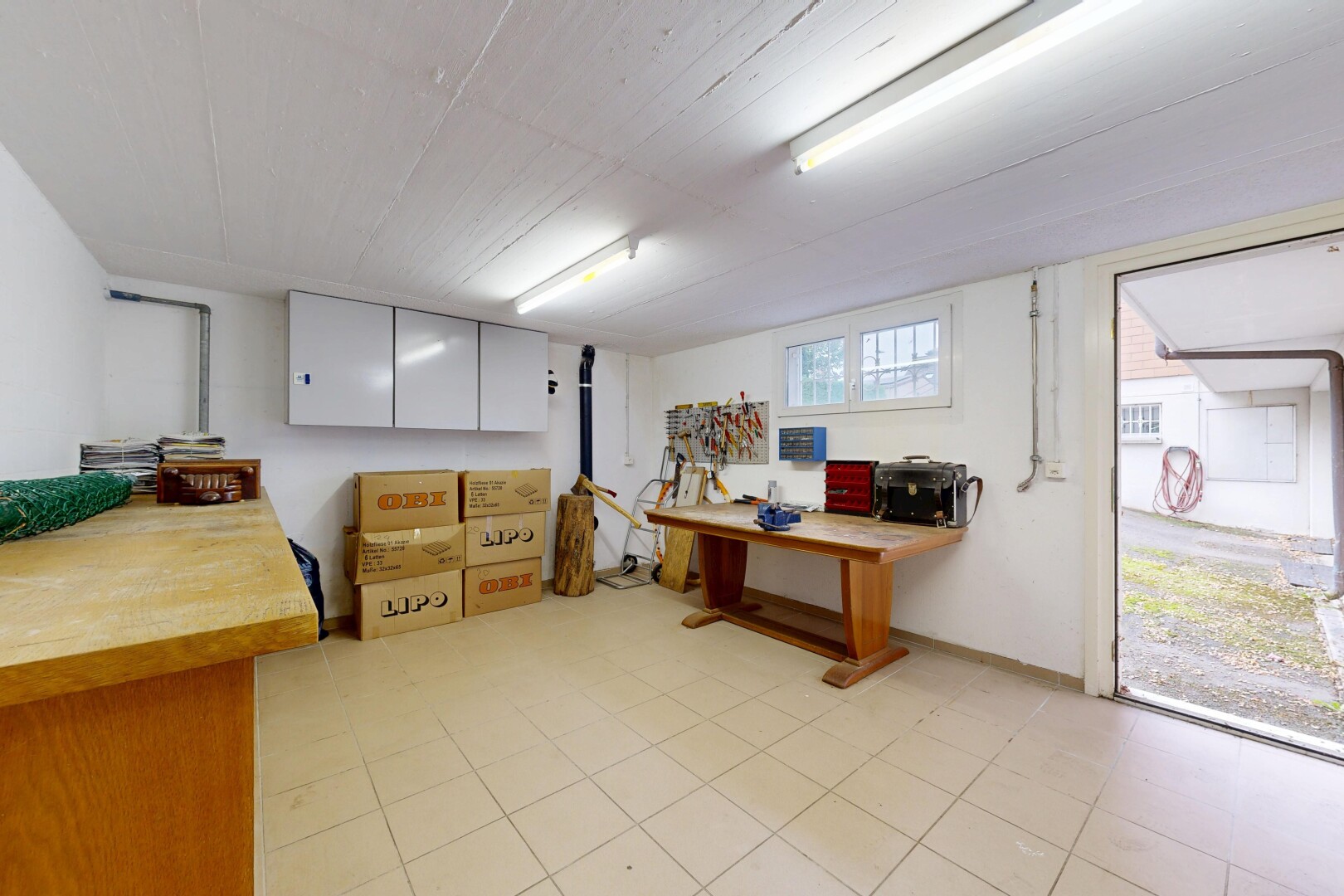 bureau avec natural light, lumière naturelle, inside property, drywall, et cloison sèche