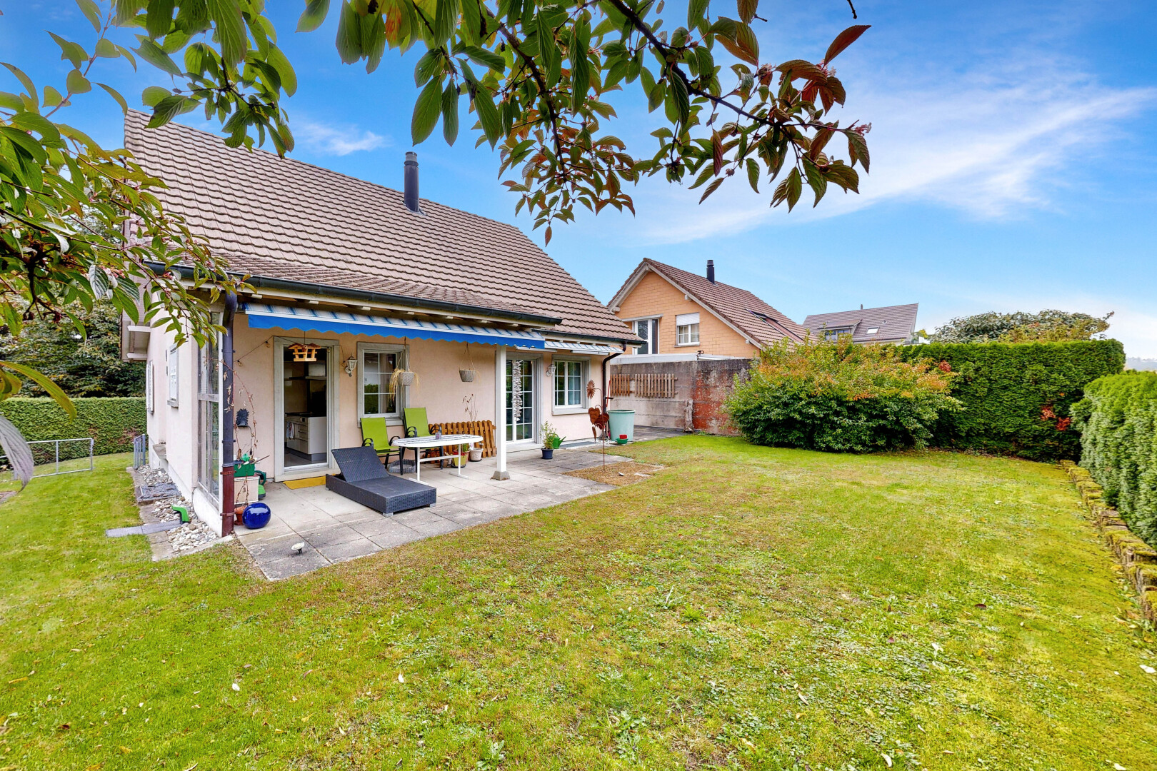 façade avec clôture, property visible, terrasse, day time, et pelouse