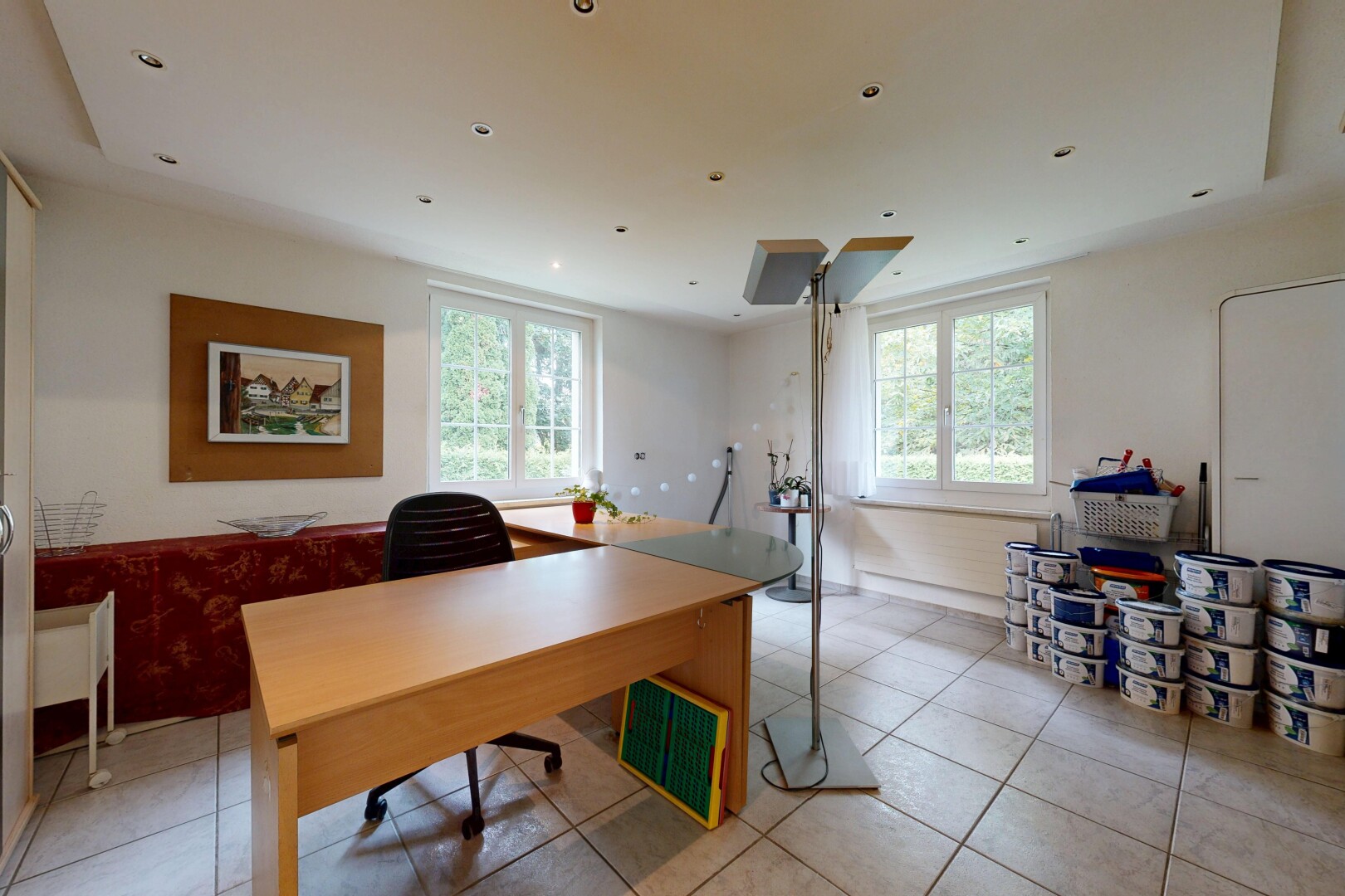 bureau avec drywall, cloison sèche, natural light, lumière naturelle, et tile floor