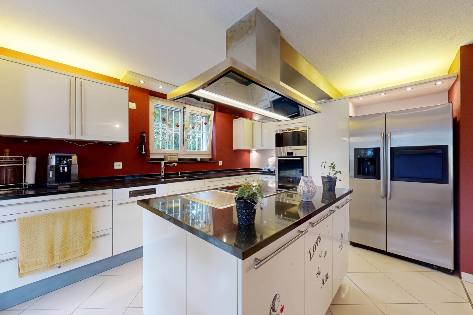 cuisine avec réfrigérateur, armoires blanches, hotte, tile floor, et sol en carrelage