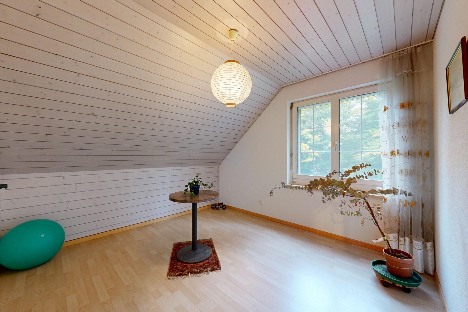 gym avec pièce supplémentaire, natural light, lumière naturelle, vaulted ceiling, et plafond voûté