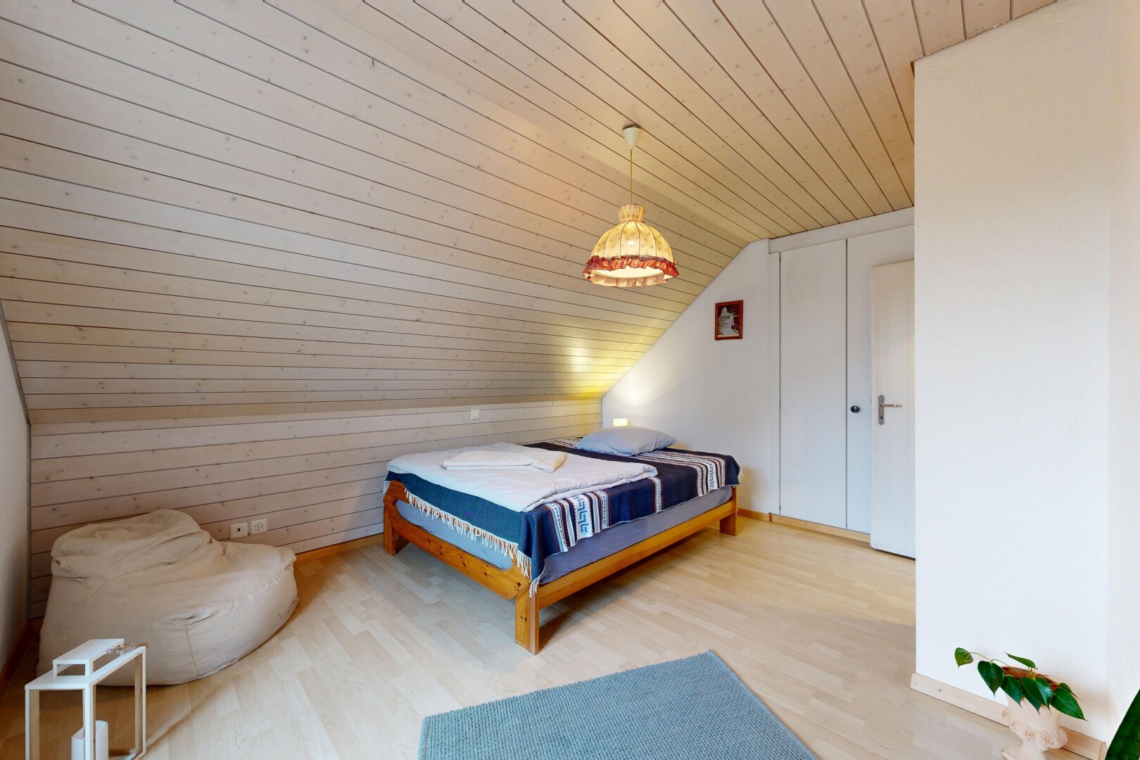 chambre avec plafond voûté, vaulted ceiling, plafond en bois, wood ceiling, et plafond bas