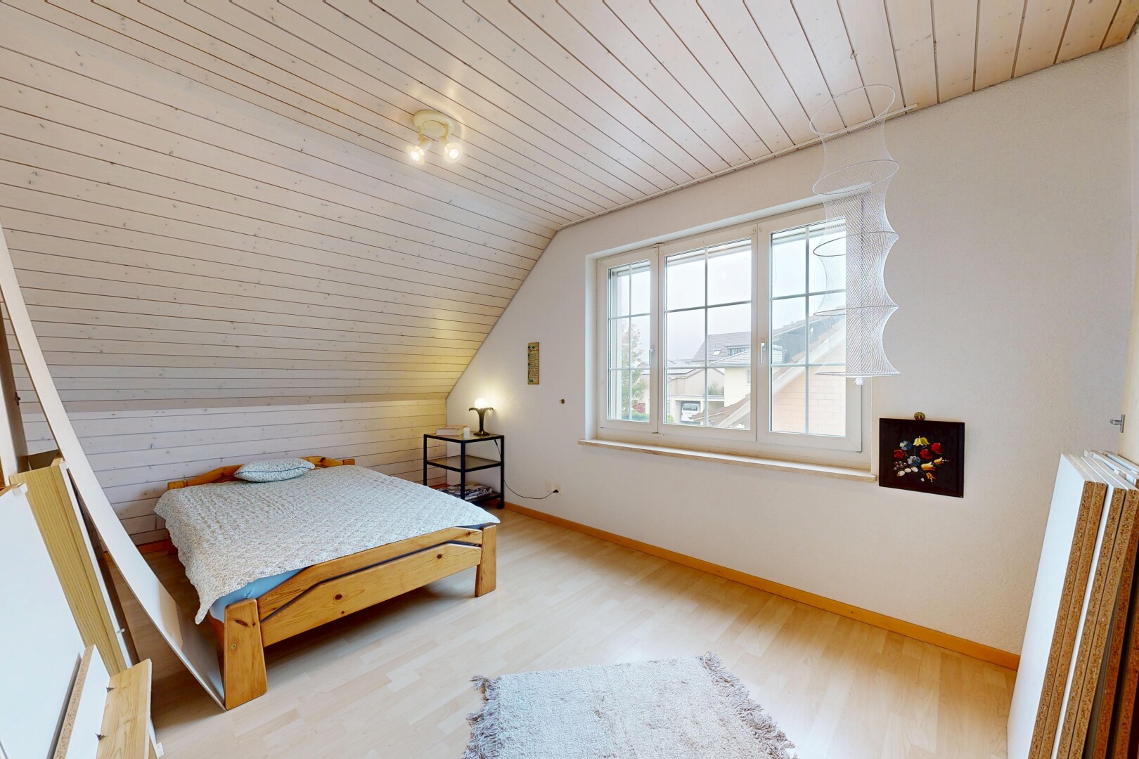 chambre avec pièce supplémentaire, wood ceiling, plafond en bois, natural light, et lumière naturelle