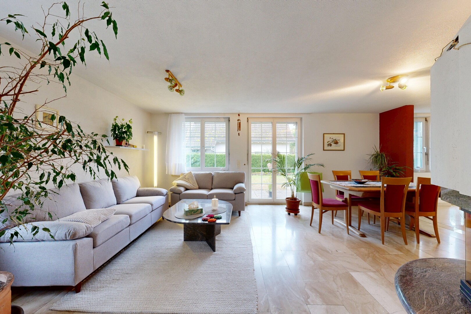 salon / salle à manger avec natural light, lumière naturelle, inside property, drywall, et cloison sèche