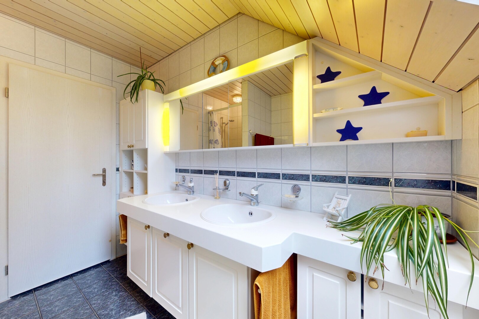 salle de bains avec salle de bain complète, backsplash, dosseret, inside property, et double vasque