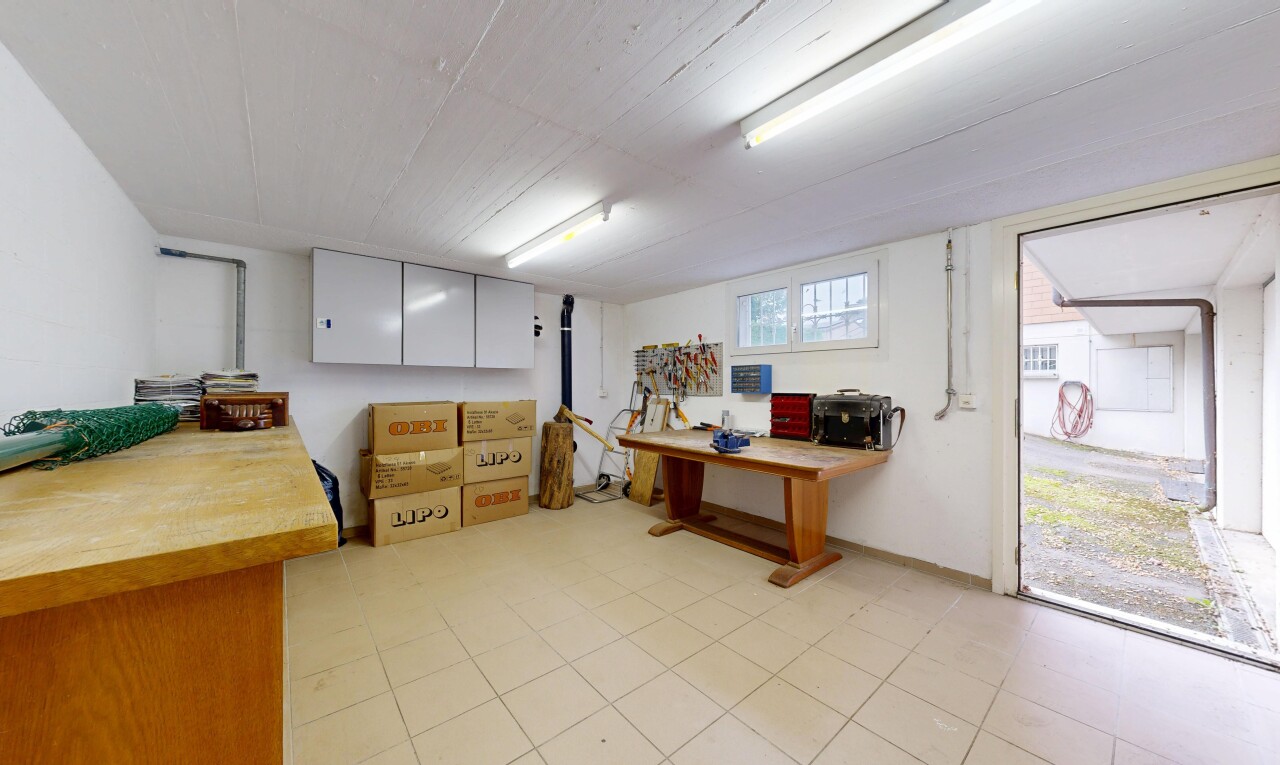 bureau avec natural light, lumière naturelle, inside property, drywall, et cloison sèche
