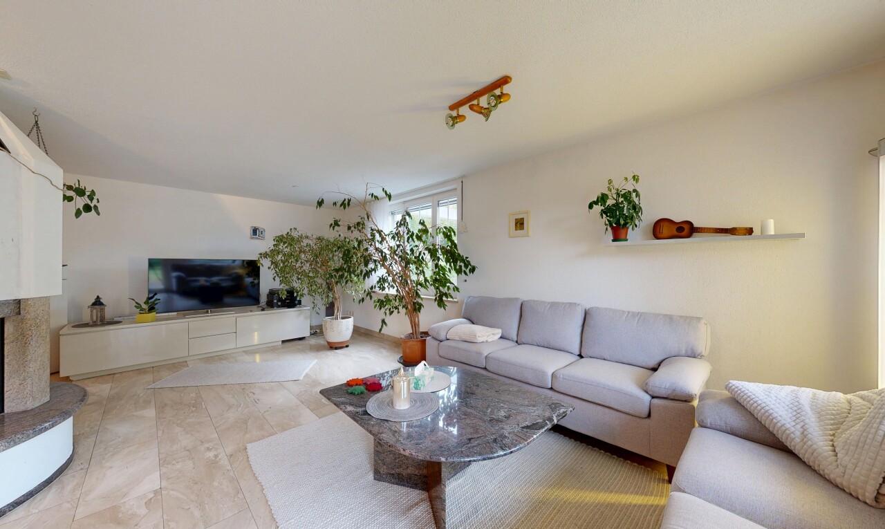 salon avec télévision, natural light, lumière naturelle, drywall, et cloison sèche