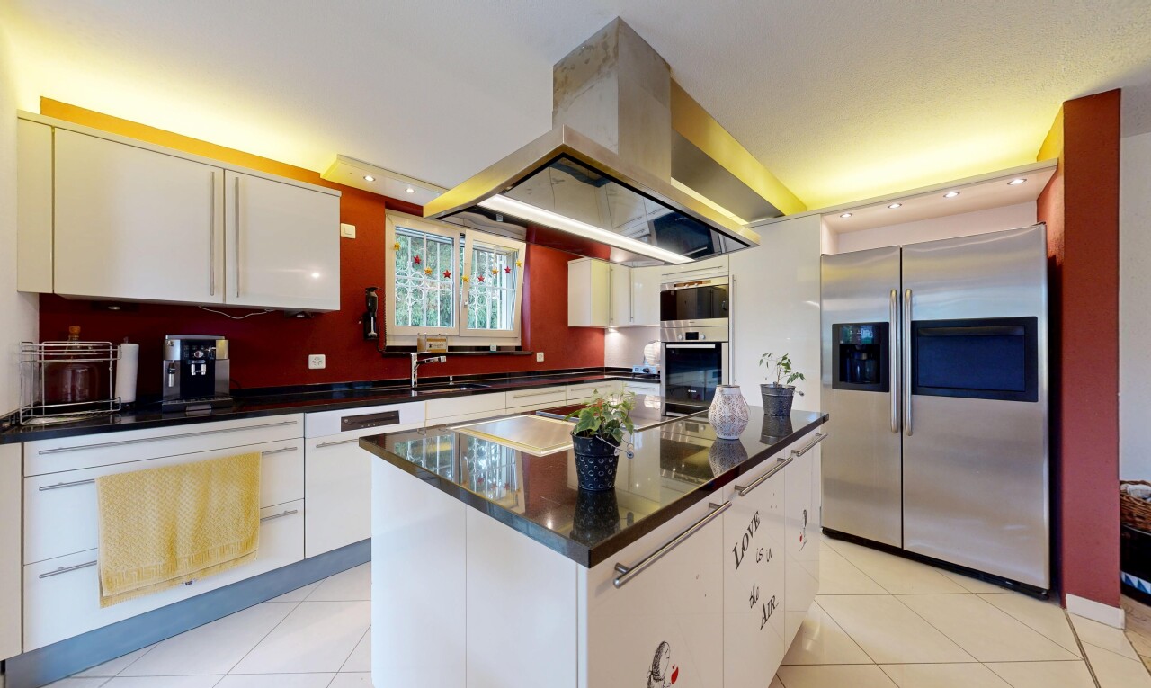 cuisine avec réfrigérateur, armoires blanches, hotte, tile floor, et sol en carrelage