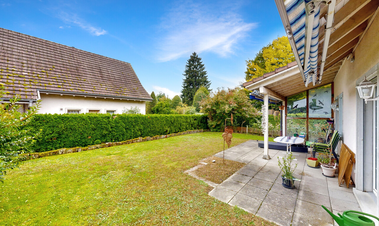 jardin avec pelouse, terrasse, et day time