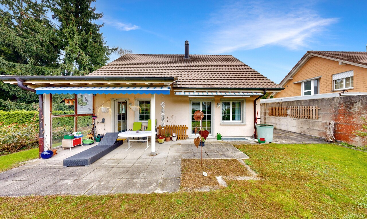façade avec property visible, bardage en stuc, toit en tuiles, pelouse, et day time