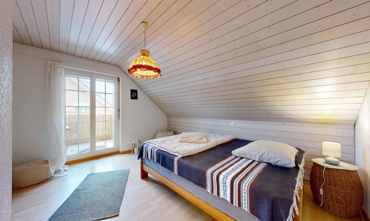 chambre avec pièce supplémentaire, vaulted ceiling, plafond voûté, low ceiling, et plafond bas