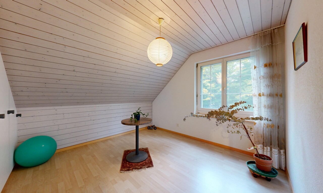 gym avec pièce supplémentaire, natural light, lumière naturelle, vaulted ceiling, et plafond voûté