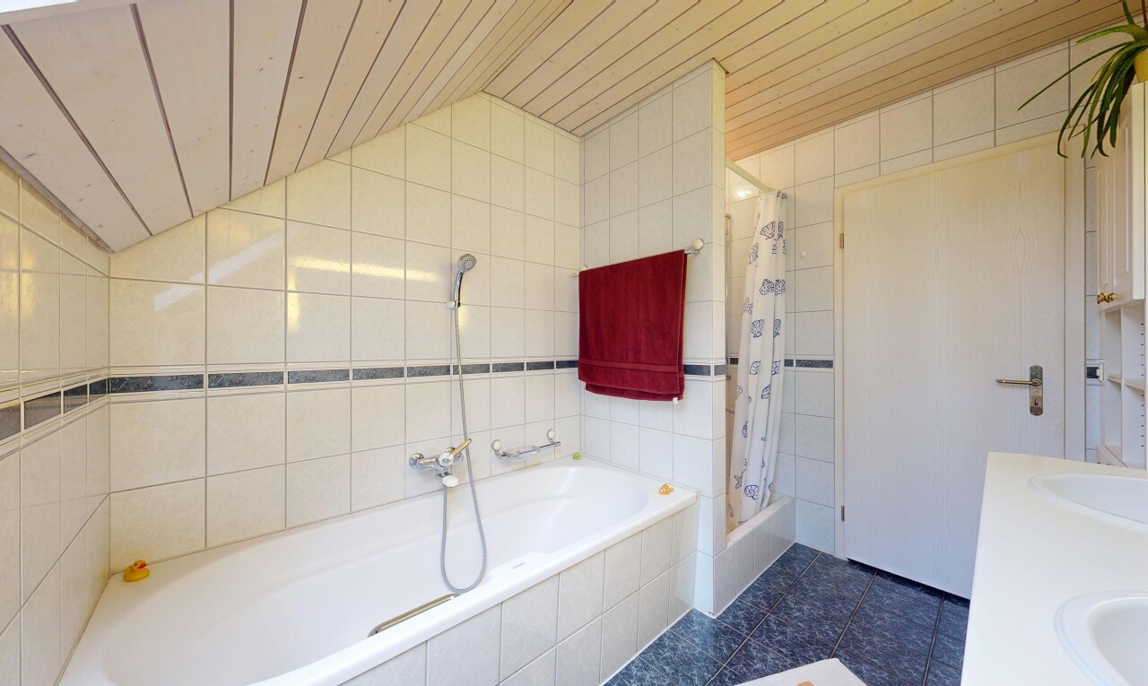 salle de bains avec tile wall, mur en carrelage, double vasque, salle de bain complète, et tile floor