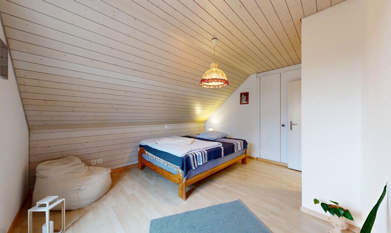 chambre avec plafond voûté, vaulted ceiling, plafond en bois, wood ceiling, et plafond bas