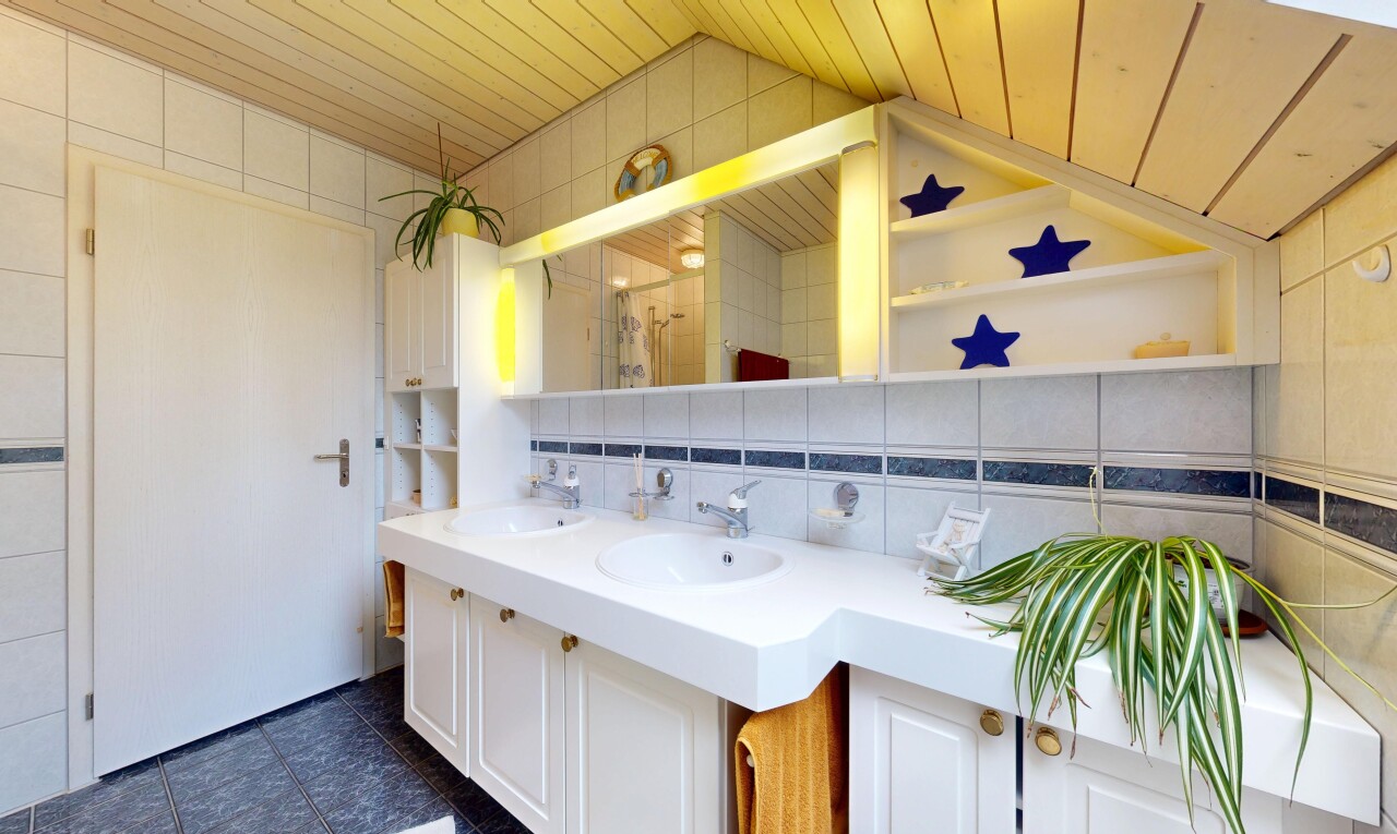 salle de bains avec salle de bain complète, backsplash, dosseret, inside property, et double vasque