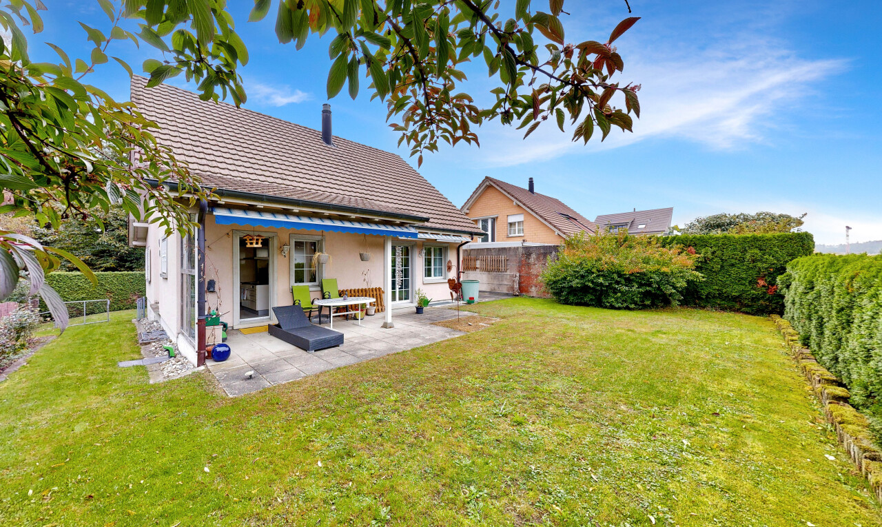 façade avec clôture, property visible, terrasse, day time, et pelouse