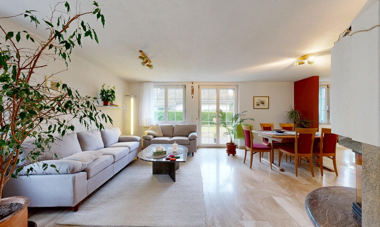 salon / salle à manger avec natural light, lumière naturelle, inside property, drywall, et cloison sèche
