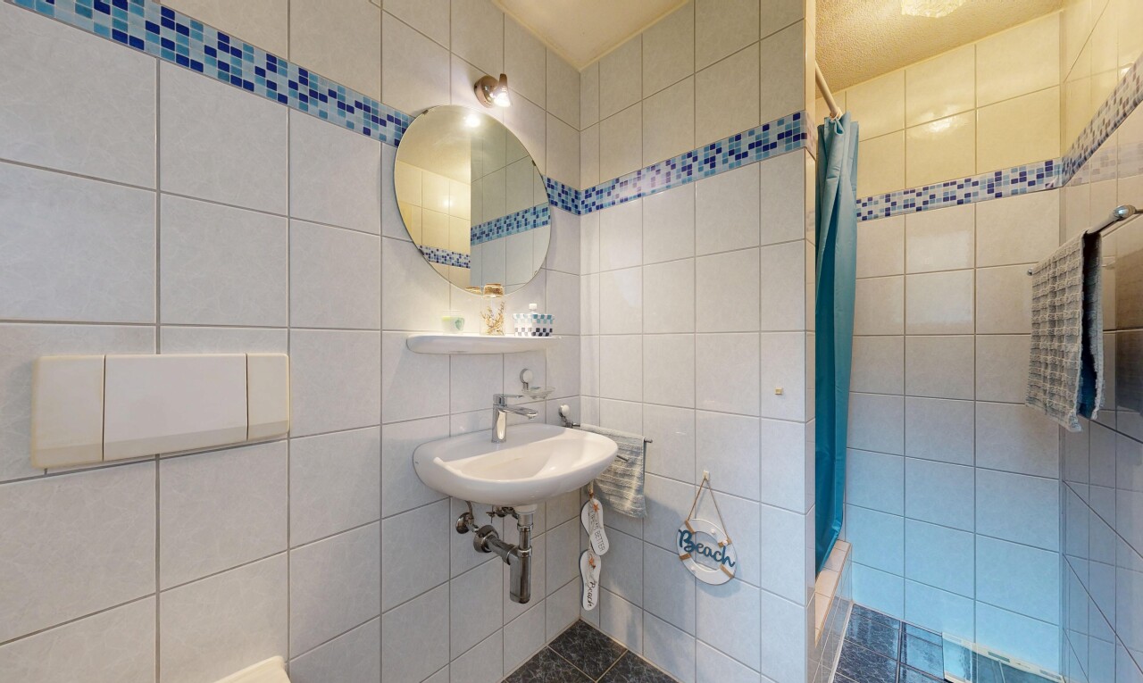 salle de bains avec salle de bain complète, douche, miroir, inside property, et tile wall