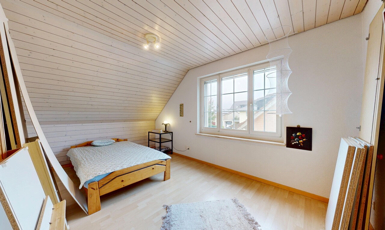 chambre avec pièce supplémentaire, wood ceiling, plafond en bois, natural light, et lumière naturelle