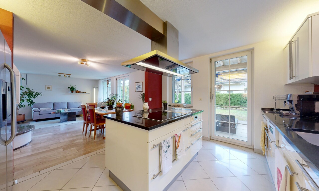 cuisine avec hotte, plans de travail, inside property, tile floor, et sol en carrelage