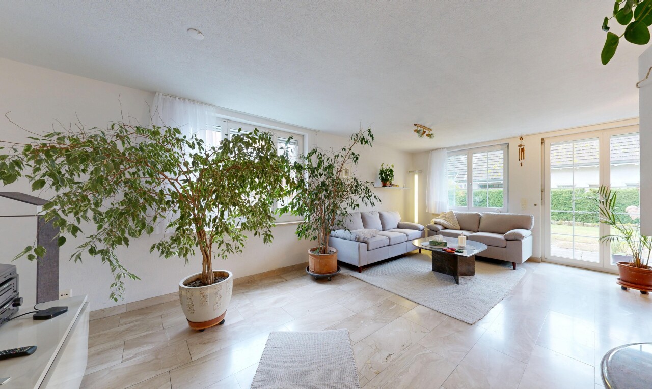 salon avec inside property, natural light, lumière naturelle, drywall, et cloison sèche