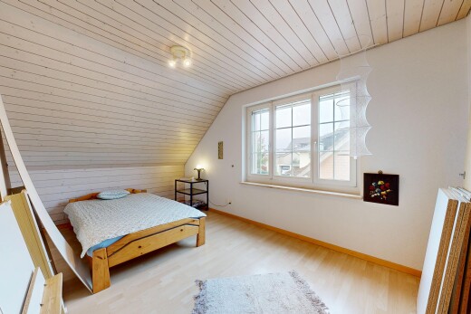 zimmer / schlafzimmer mit zusätzliches zimmer, wood ceiling, holzdecke, natural light, und natürliches licht