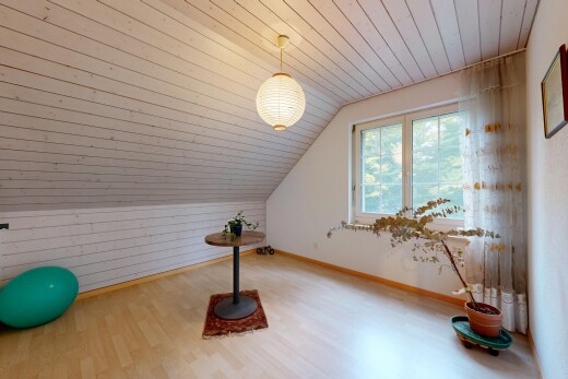 fitnessstudio mit zusätzliches zimmer, natural light, natürliches licht, vaulted ceiling, und dachschräge