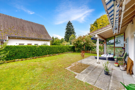 garten mit rasen, terrasse, und day time