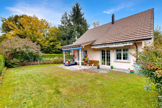 außenansicht mit rasen, markise, property visible, stuckverkleidung, und day time