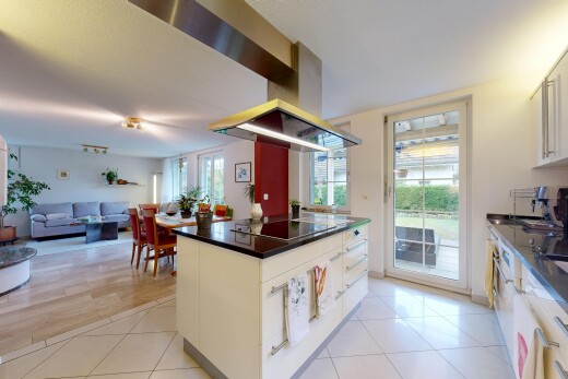 küche mit dunstabzugshaube, arbeitsplatten, inside property, tile floor, und fliesenboden