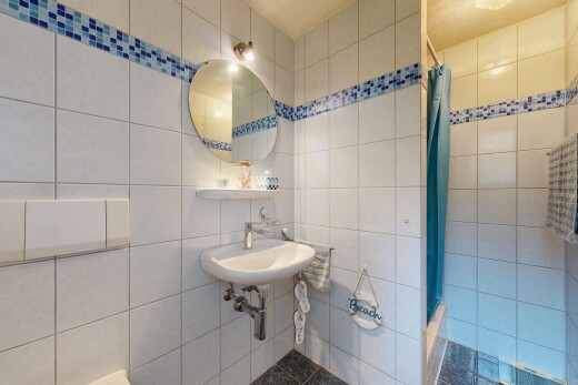 bad mit komplettes badezimmer, dusche, spiegel, inside property, und tile wall