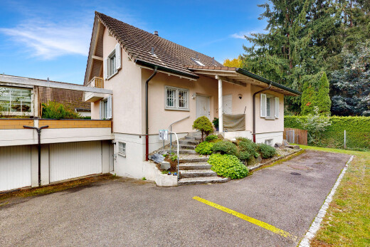 außenansicht mit property visible, zaun, day time, stuckverkleidung, und parkplatz