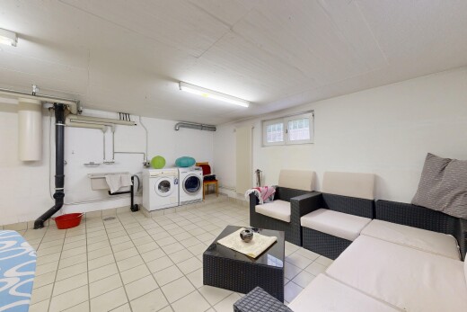 wäschekammer mit keller, drywall, gipskartonwand, natural light, und natürliches licht