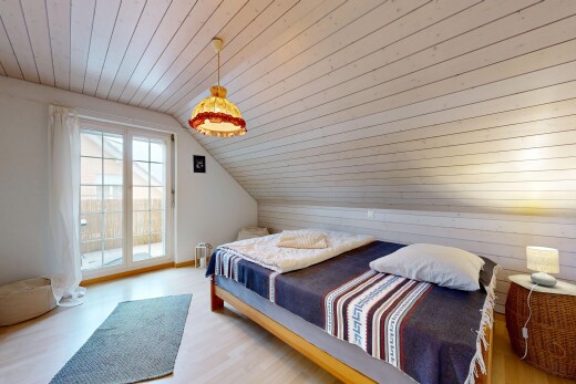 zimmer / schlafzimmer mit zusätzliches zimmer, vaulted ceiling, dachschräge, low ceiling, und niedrige decke